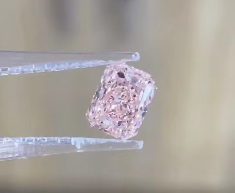 Het IGI Verklaarde Gecreeerde Laboratorium kleurde Diamanten voorstelt zich de Intense Roze Stralende Losse Diamant van VS1